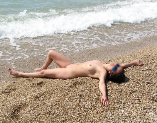 На пляже девушка