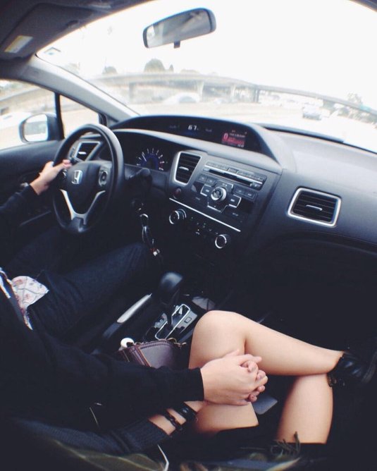 Девушка с парнем в машине без лица