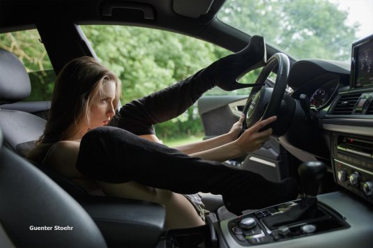 Девушка в машине