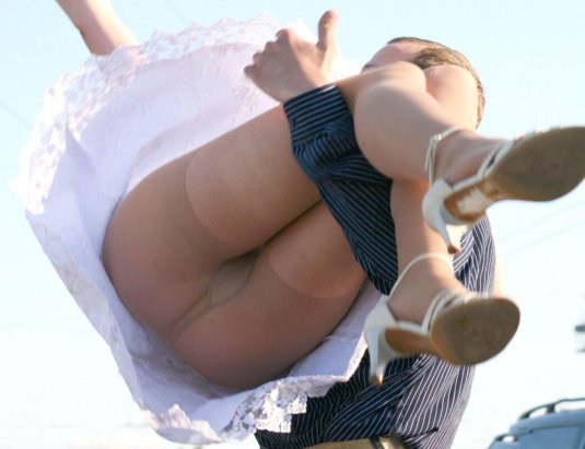 Короткое платье задралось