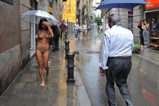Голышом на улице