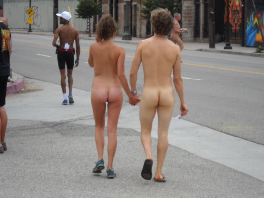 Голые люди на улицах города