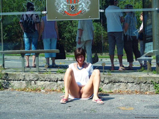 Женщина без трусов