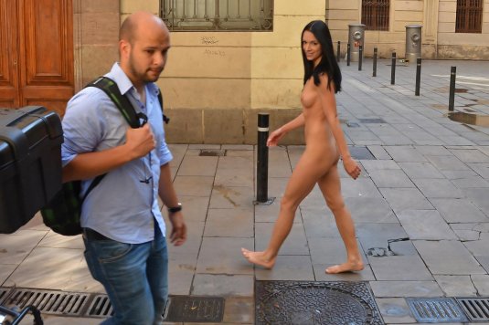 Голые ходят по улице