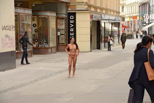 Голые девушки на улицах