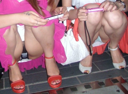 Засветила прозрачные трусики