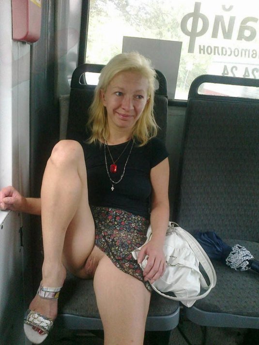 Зрелая без трусиков в автобусе