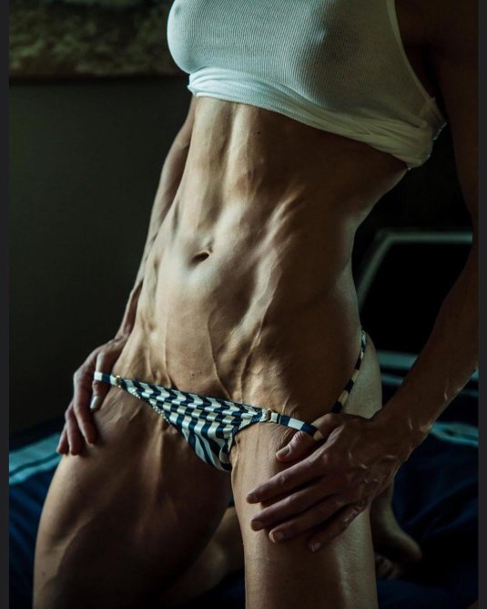 Девушки с прессом