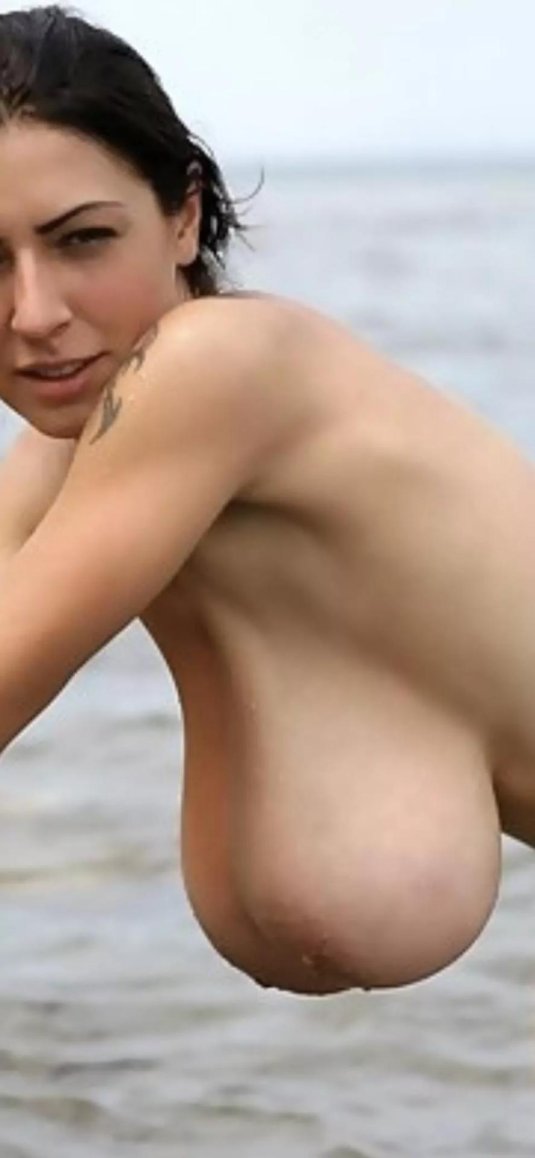 Большие сиськи на пляже