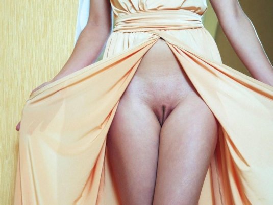 В платье без нижнего белья