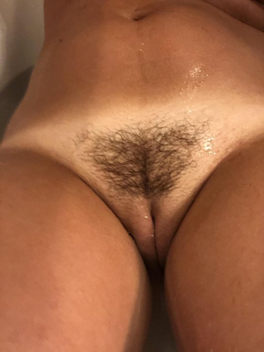 Щетинистый женский лобок