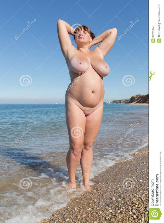 Полные женщины на море