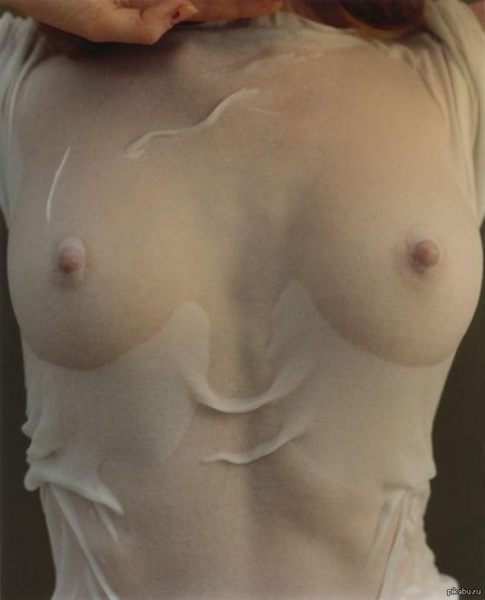 Девушка в мокрой футболке