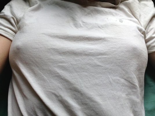 Девушка в майке без лифчика