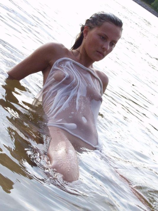 Девушка в мокрой одежде