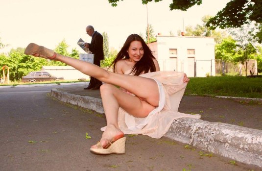 Девушка гуляет без трусов