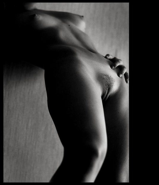 Красивое черно белое ню