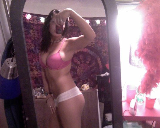 Обнажилась перед зеркалом