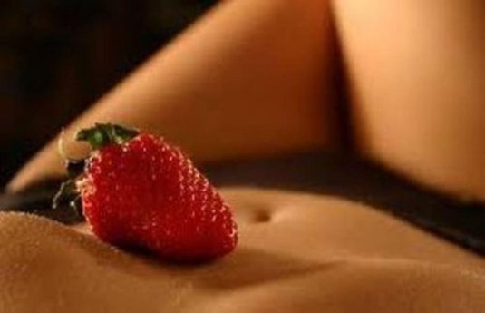 Голые девушки с фруктами