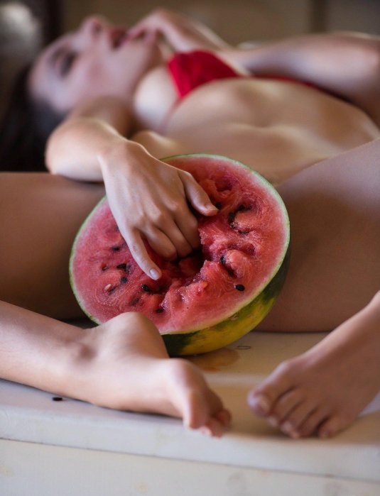 Эротическая фотосессия с арбузом