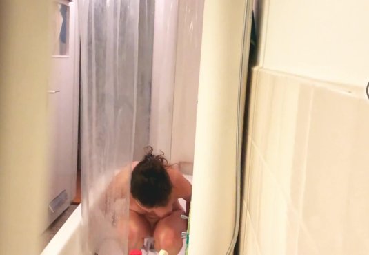 Голые в душевой