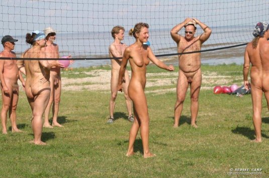 Голые играют в волейбол