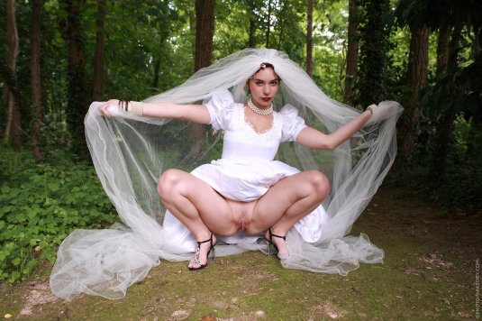 У невесты под платьем