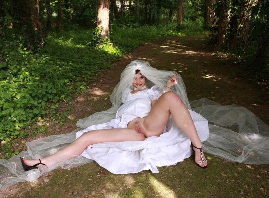 Под платьем невесты