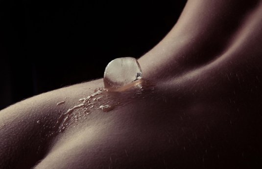 Кубик льда на теле