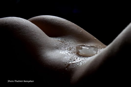 Кубик льда на теле