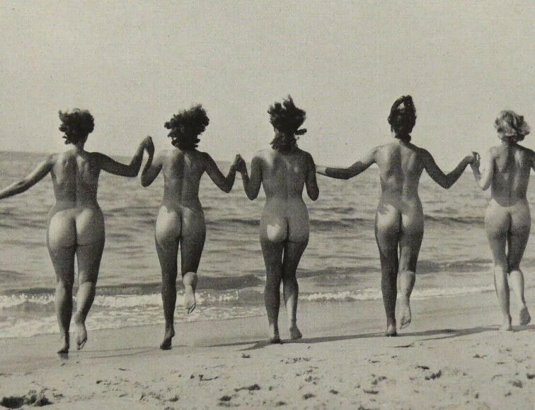 Голые женщины на пляже ретро