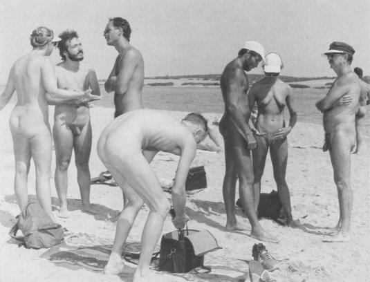 Голые парни на пляже ретро