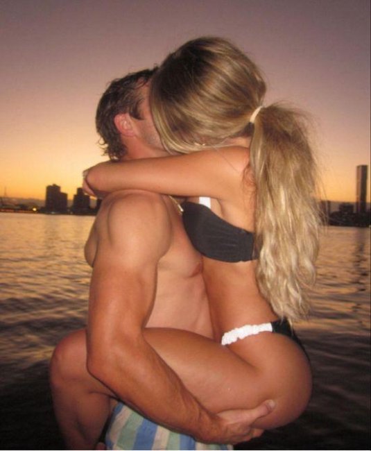 Целуются на пляже