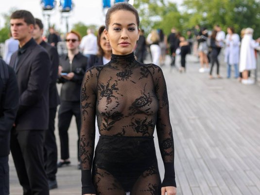 Прозрачное платье без нижнего белья