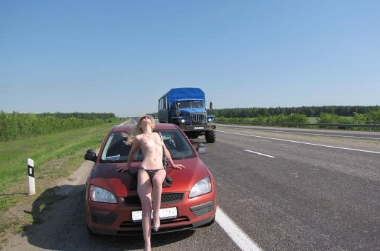 Женщины голышом на трассе