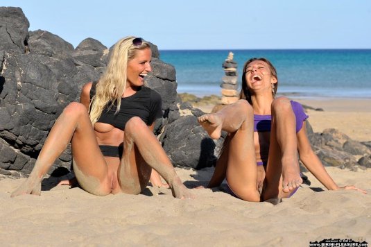 Без трусов две девушки пляж