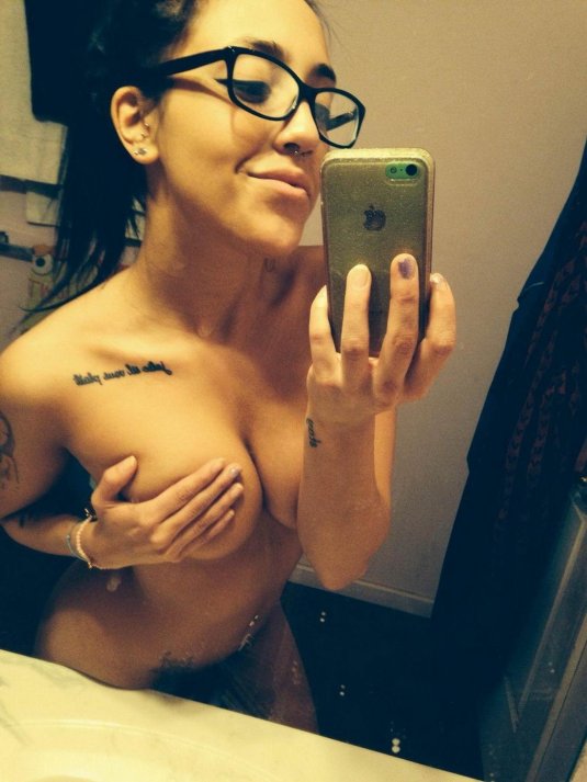 Красивая обнаженная девушка