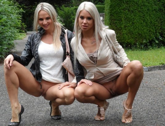 Без трусов девушка