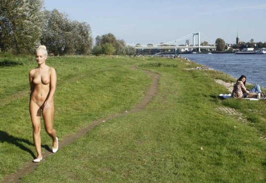 Гуляет голышом
