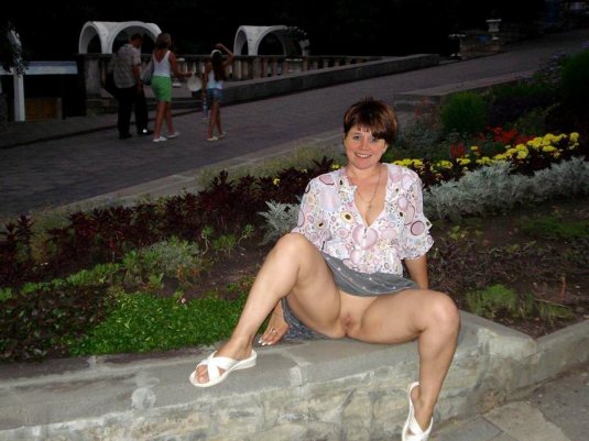 Зрелые без трусов на улице