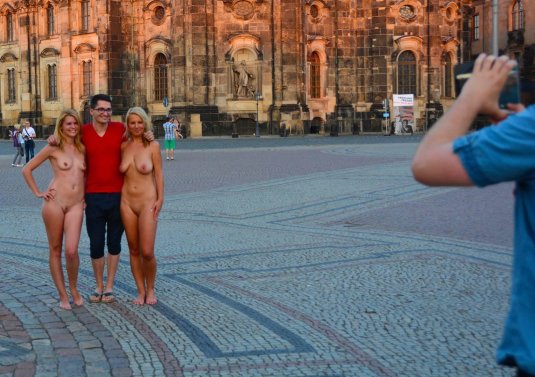 Прогулка голышом по Москве