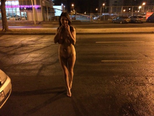 Разделась в центре города