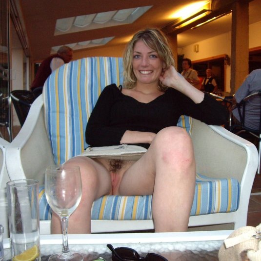 Взрослые женщины в юбке без трусов