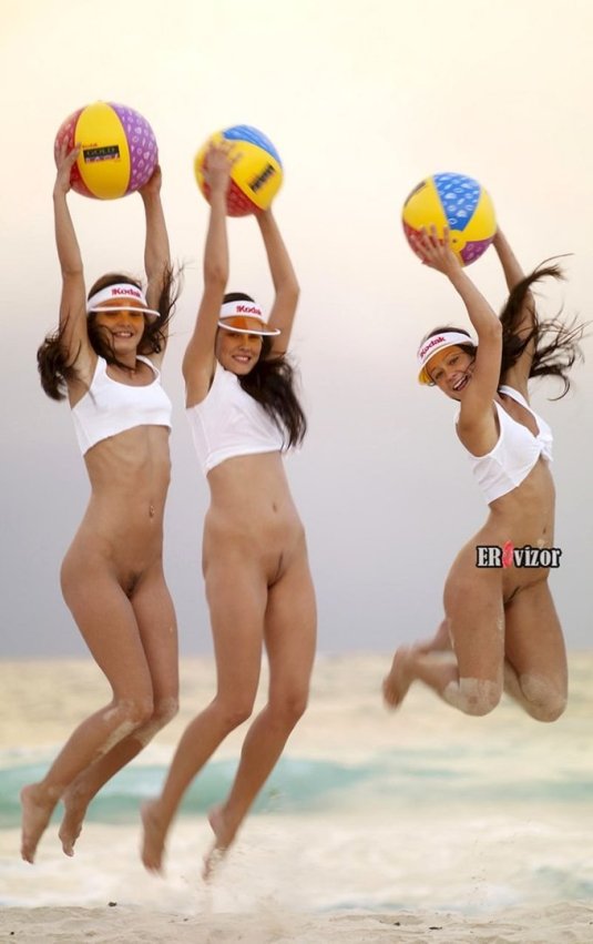 Пляжный волейбол девушки голышом