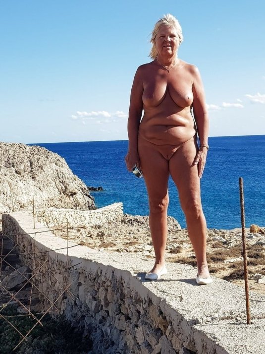 Старые женщины на пляже