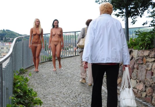 Голые на публике показуха