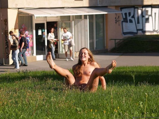 Девушки загорают в парках