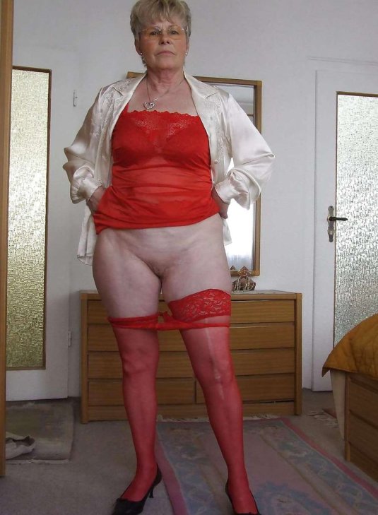 Пожилые дамы без трусов