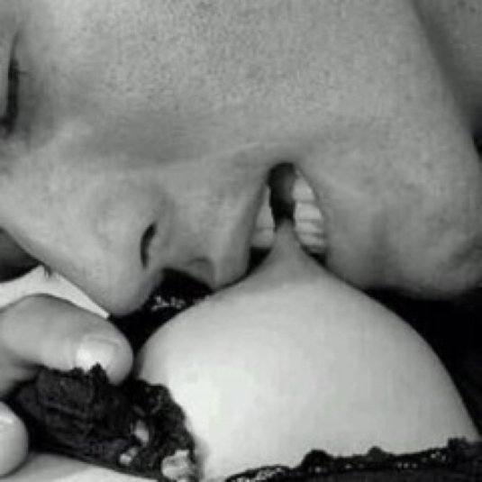 Прикусывает соски