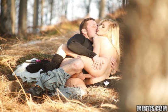 Эротическая фотосессия пары на природе